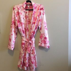 🌸 NWOT Silky Robe